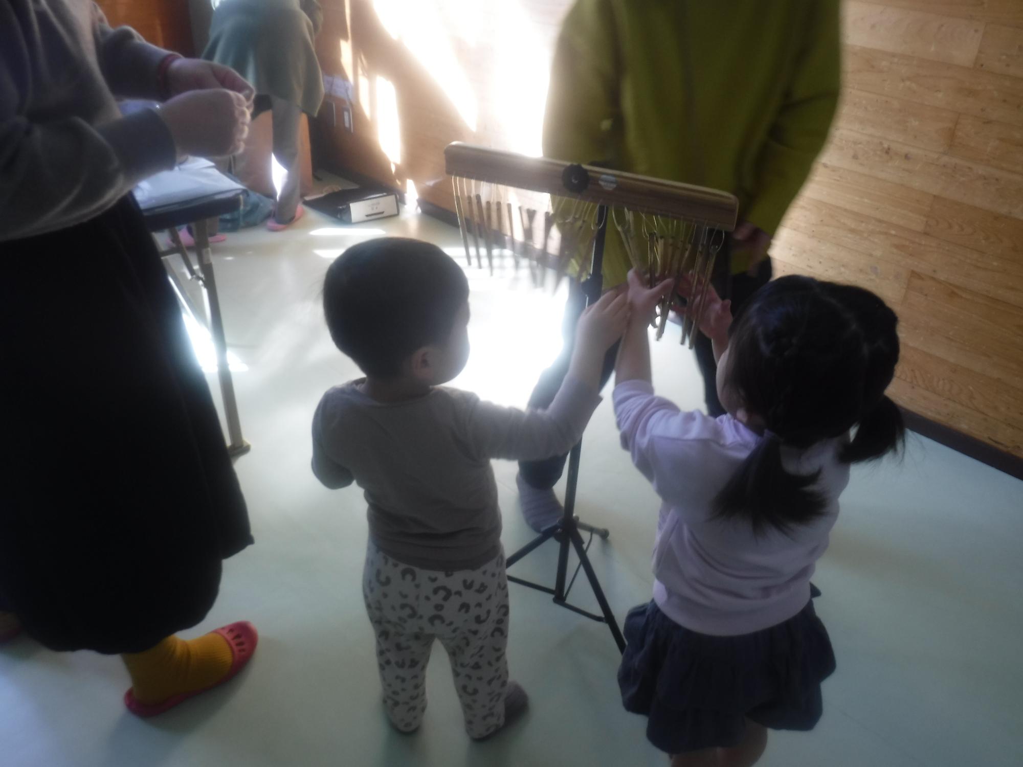 子どもたちが楽器を触っている様子
