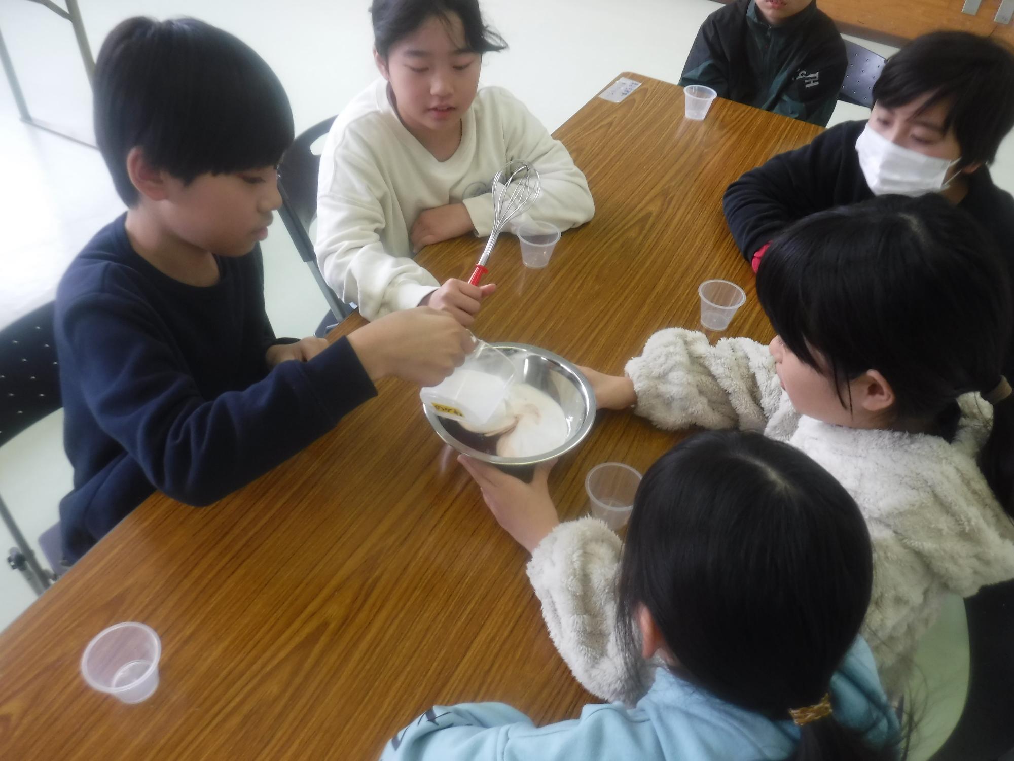 みんなでフルーチェをつくっている