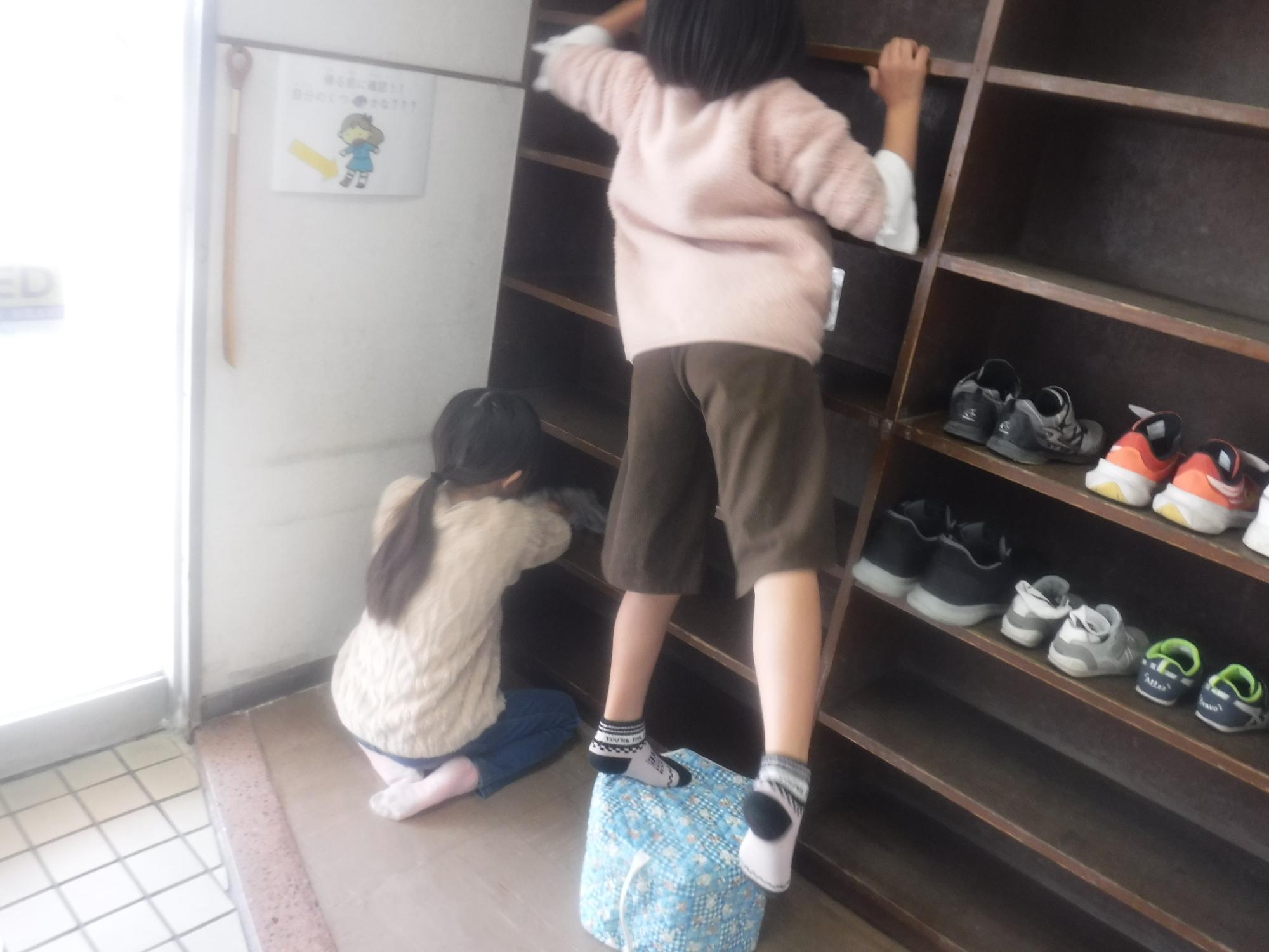 下駄箱を水拭きしてくれている様子