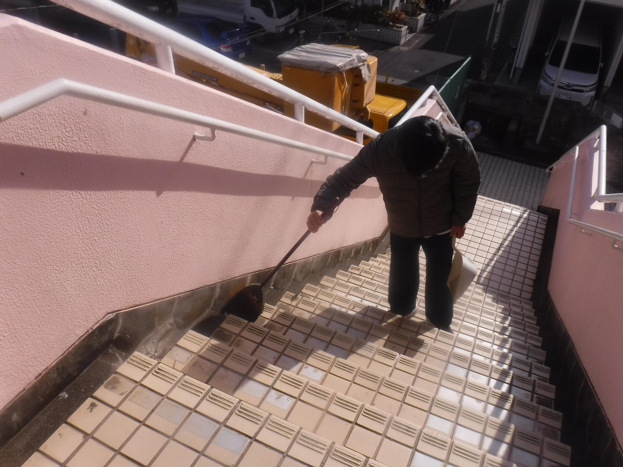 中学生が階段を掃除してくれている様子