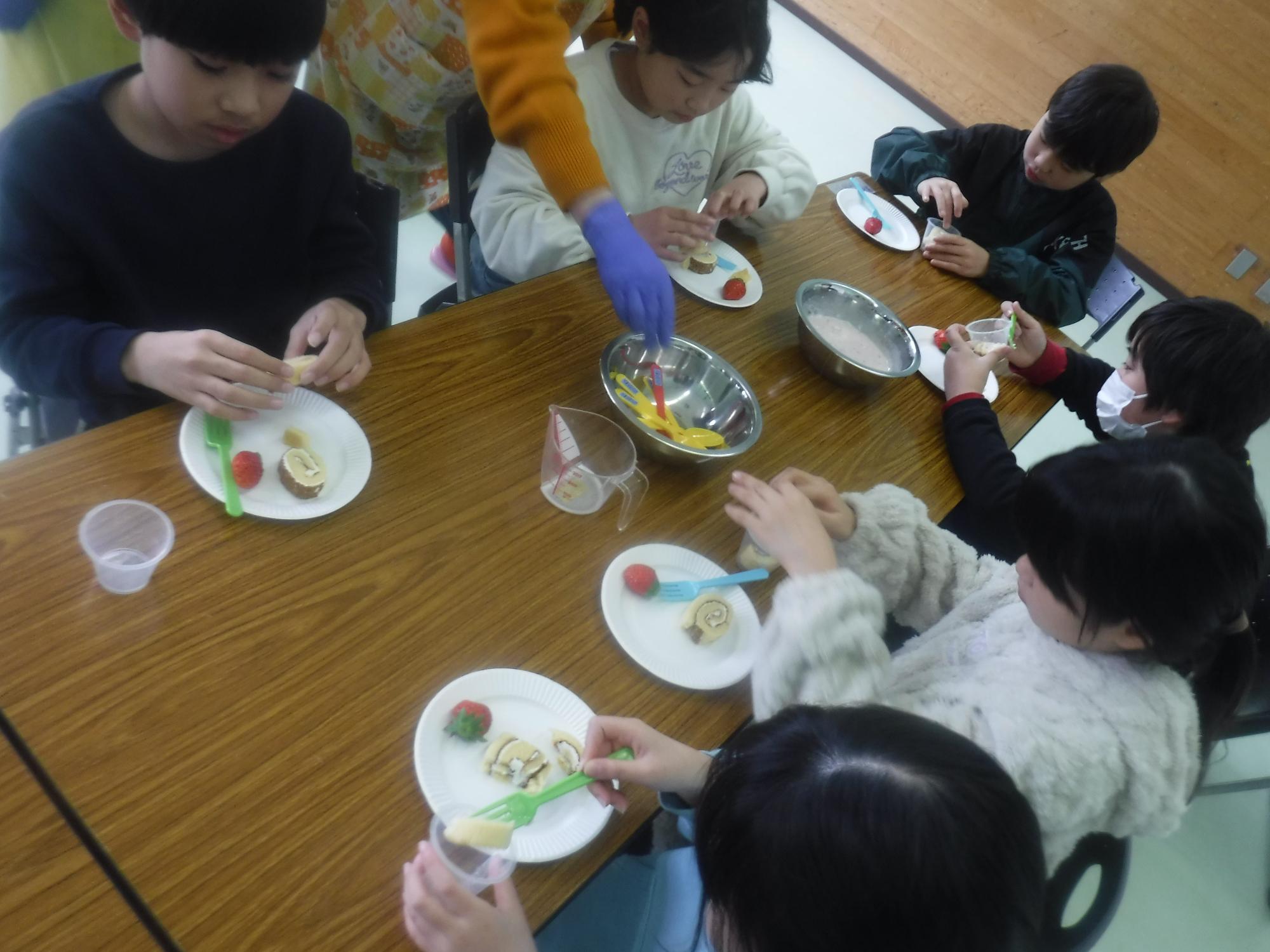 カップにロールケーキやフルーチェを入れてかざりつけ