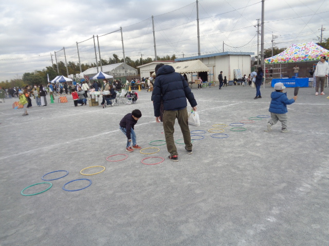 けんけんぱで楽しんでいる親子