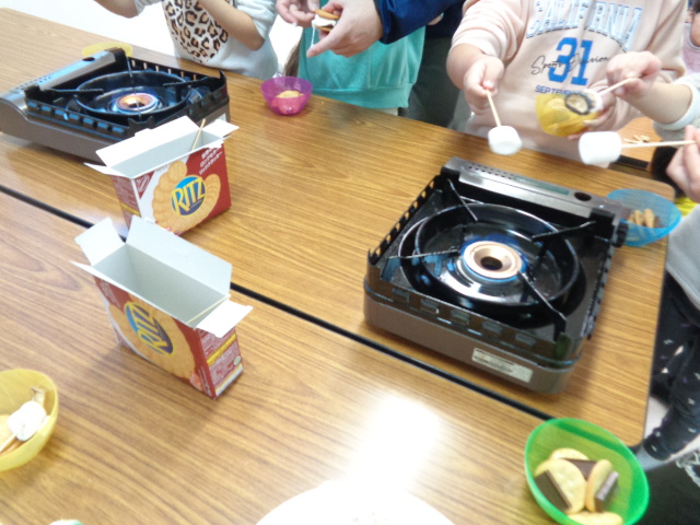 マシュマロを火の熱でとかしている様子