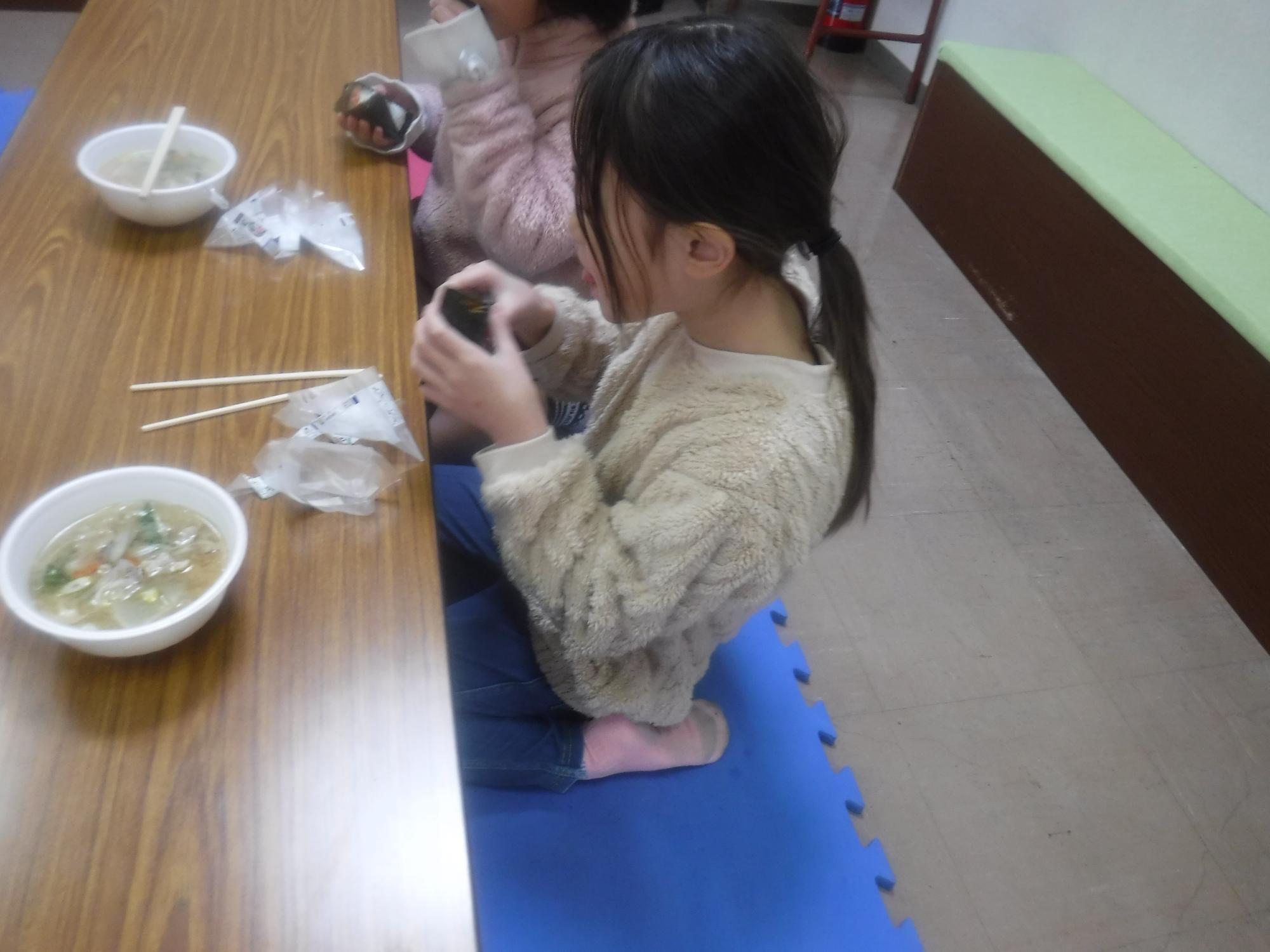 おにぎりと豚汁を食べている様子
