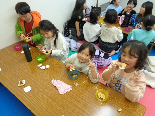 おやつを食べている様子