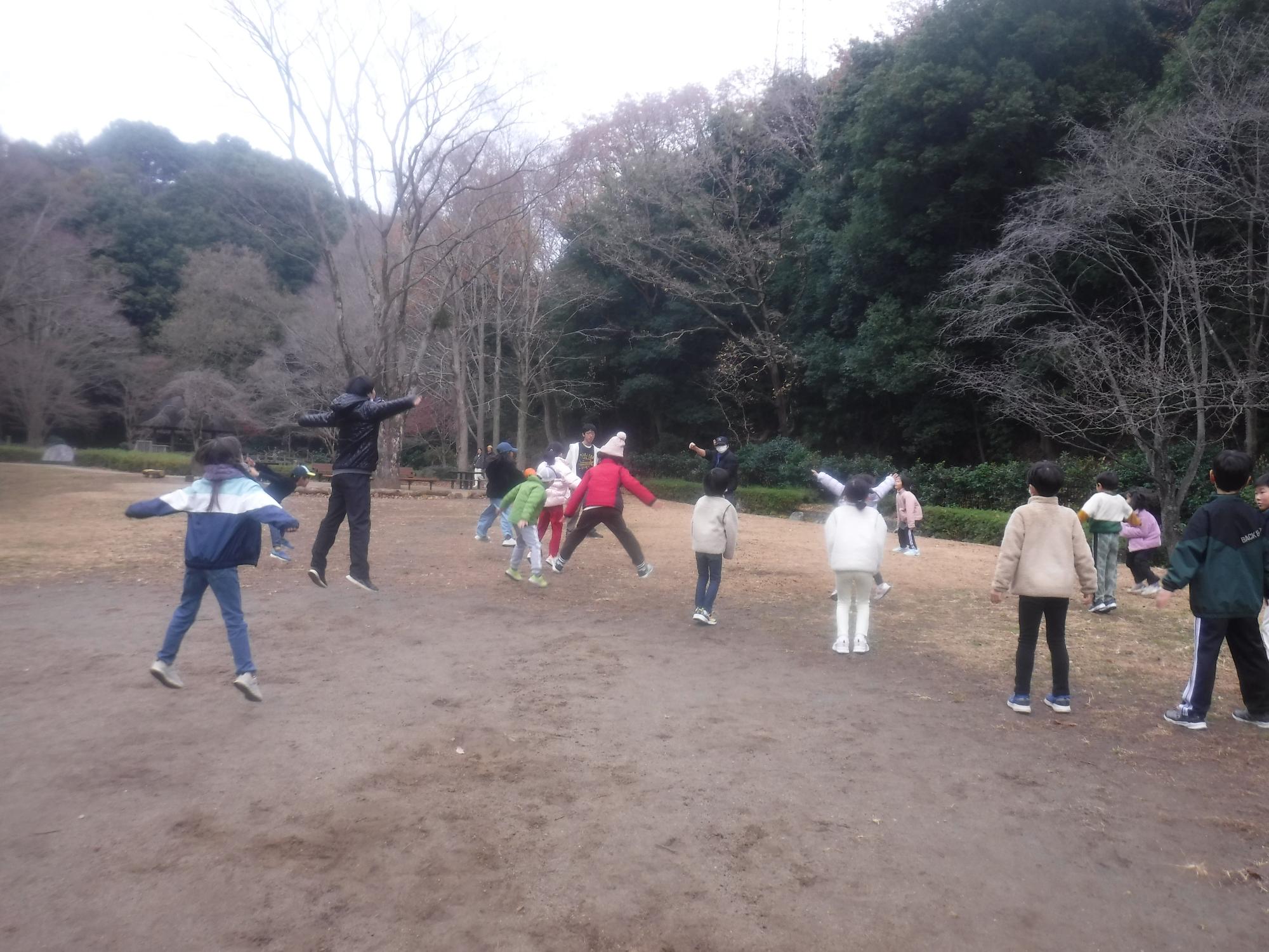 準備体操をしている子どもたち