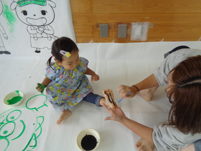 足裏に絵の具をぬっている