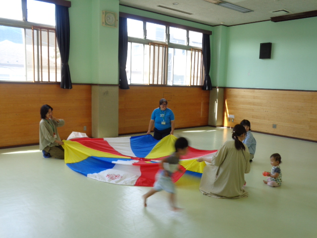カラーボールをつかって遊んでいる