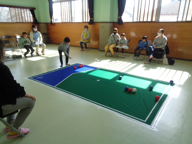 白ボールめがけてボールを投げている様子