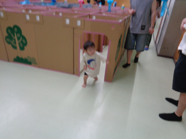 幼児さんが段ボール迷路であそんでいる