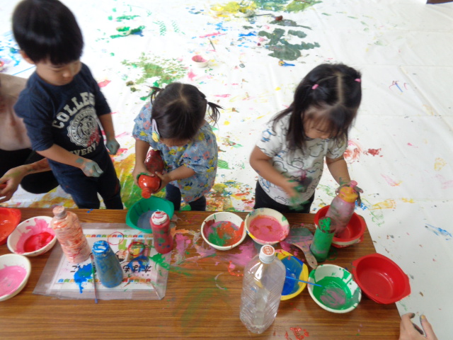 絵の具を容器に入れて色をまぜている様子