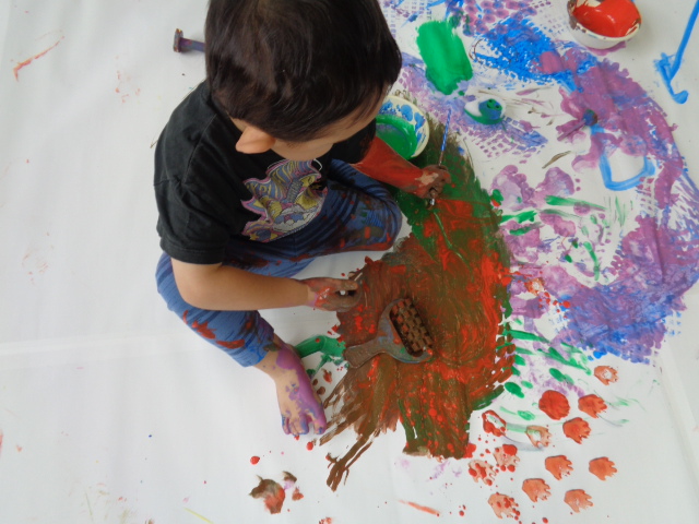 いろんな色を混ぜておえかきをしている様子