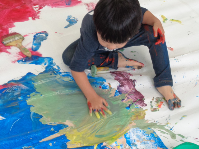 手を使ってお絵かきをしている様子