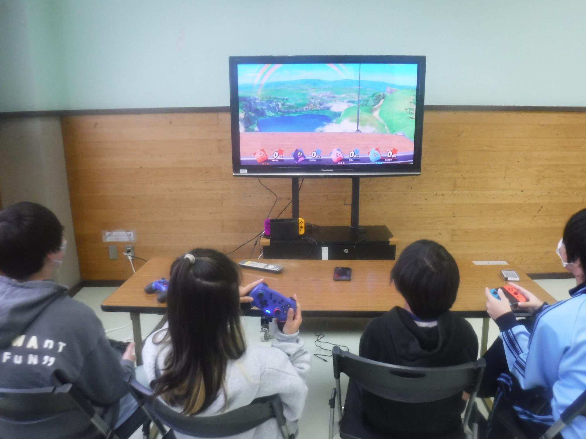 4人対戦でゲームをしている様子