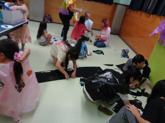 カラー袋を使って、衣装を作っている