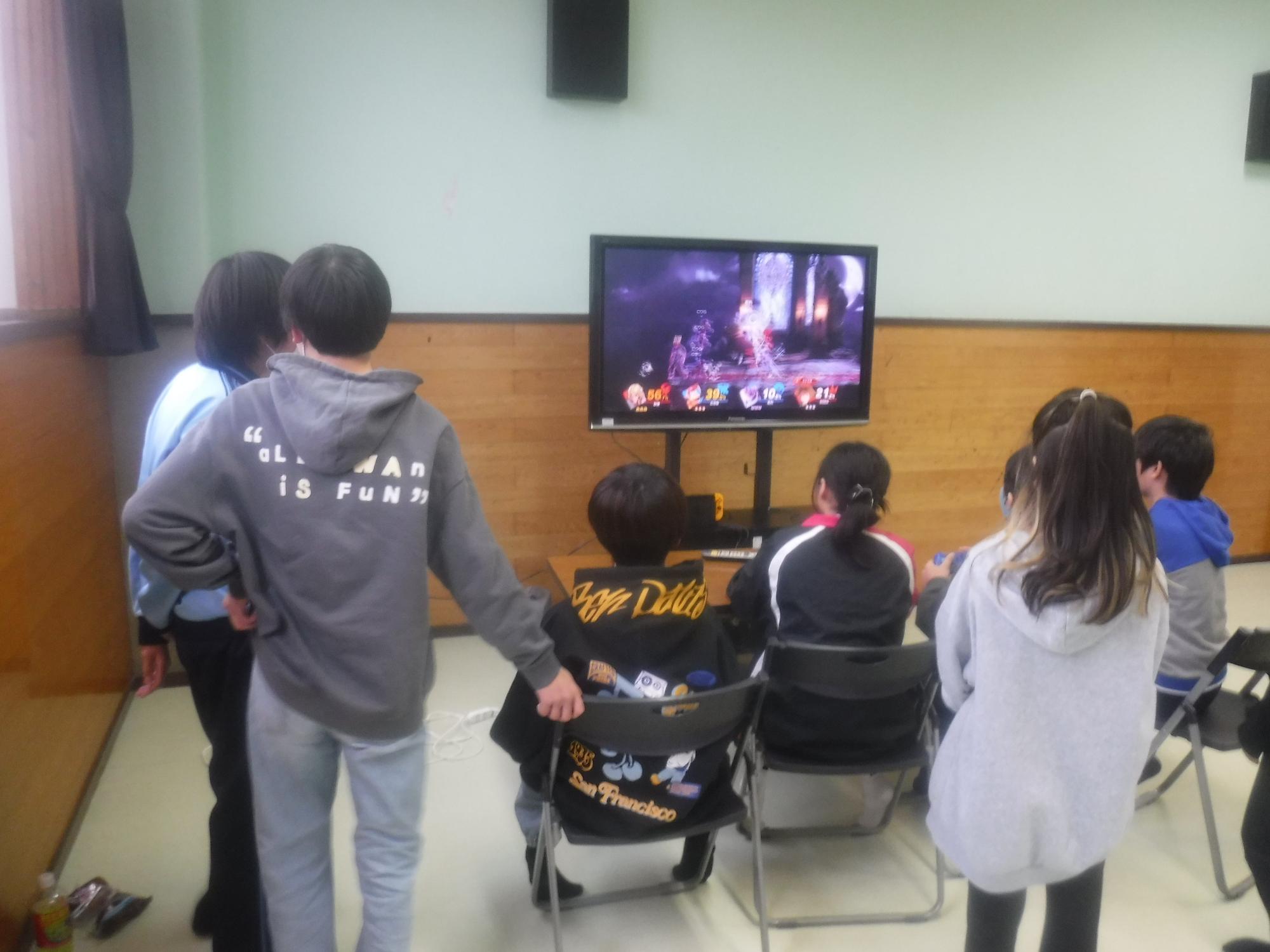 こどもたちが対戦している様子を見ている様子