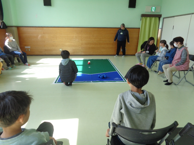 ミニボッチャで対戦している様子