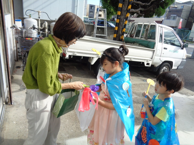 ミズモリ工芸社でお菓子をもらっている