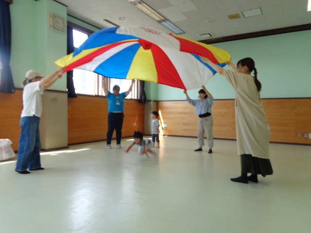 パラバルーンをトンネルのようにしている様子