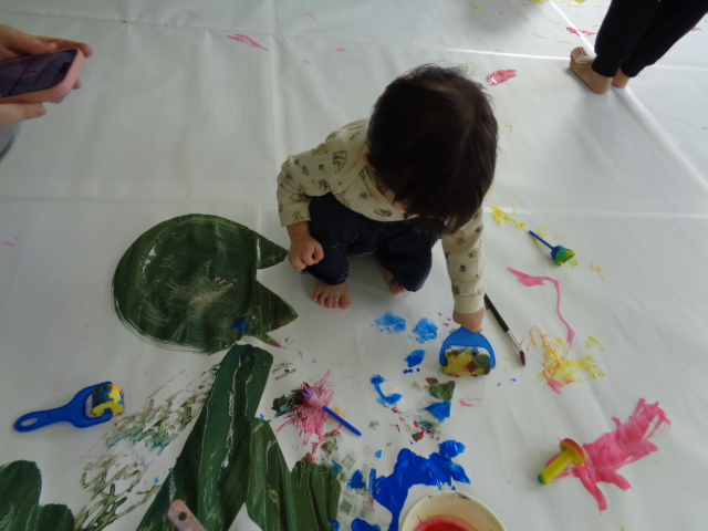 ローラーをつかっておえかきをしている様子