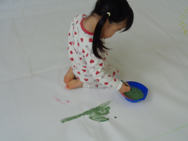 正座をして女の子が絵を描いている様子