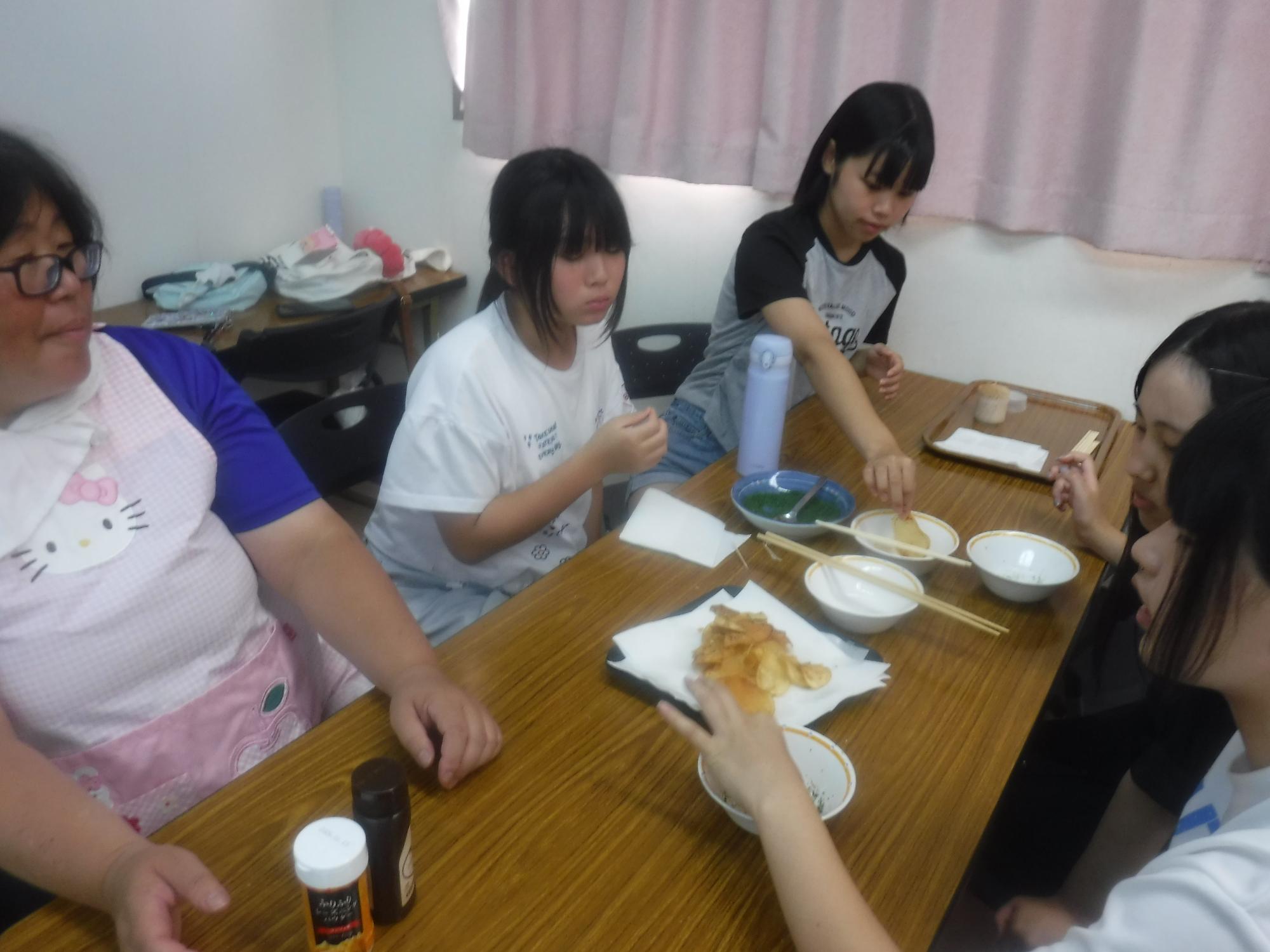みんなで食べている時の様子