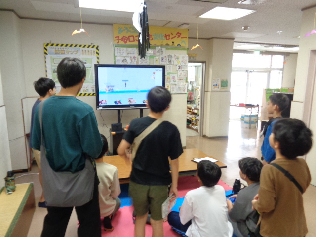 みんなでゲームをしている様子