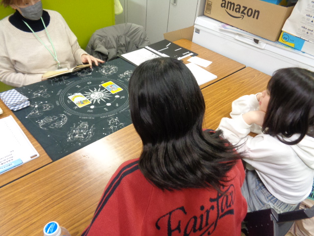 タロットカードで占ってもらっている様子