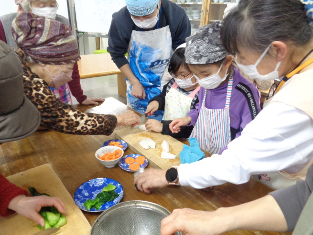 交流しながら野菜を切っている様子