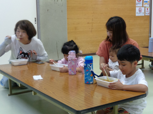 カレーを食べている様子