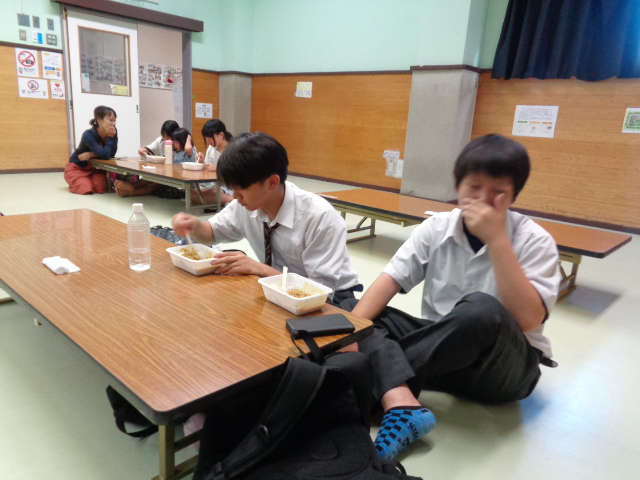 カレーを食べている様子