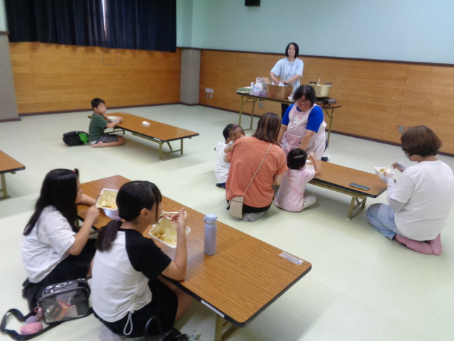 カレーを食べている様子