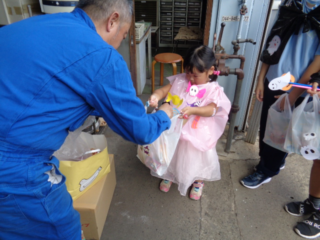 幼児さんがお菓子をもらっている様子
