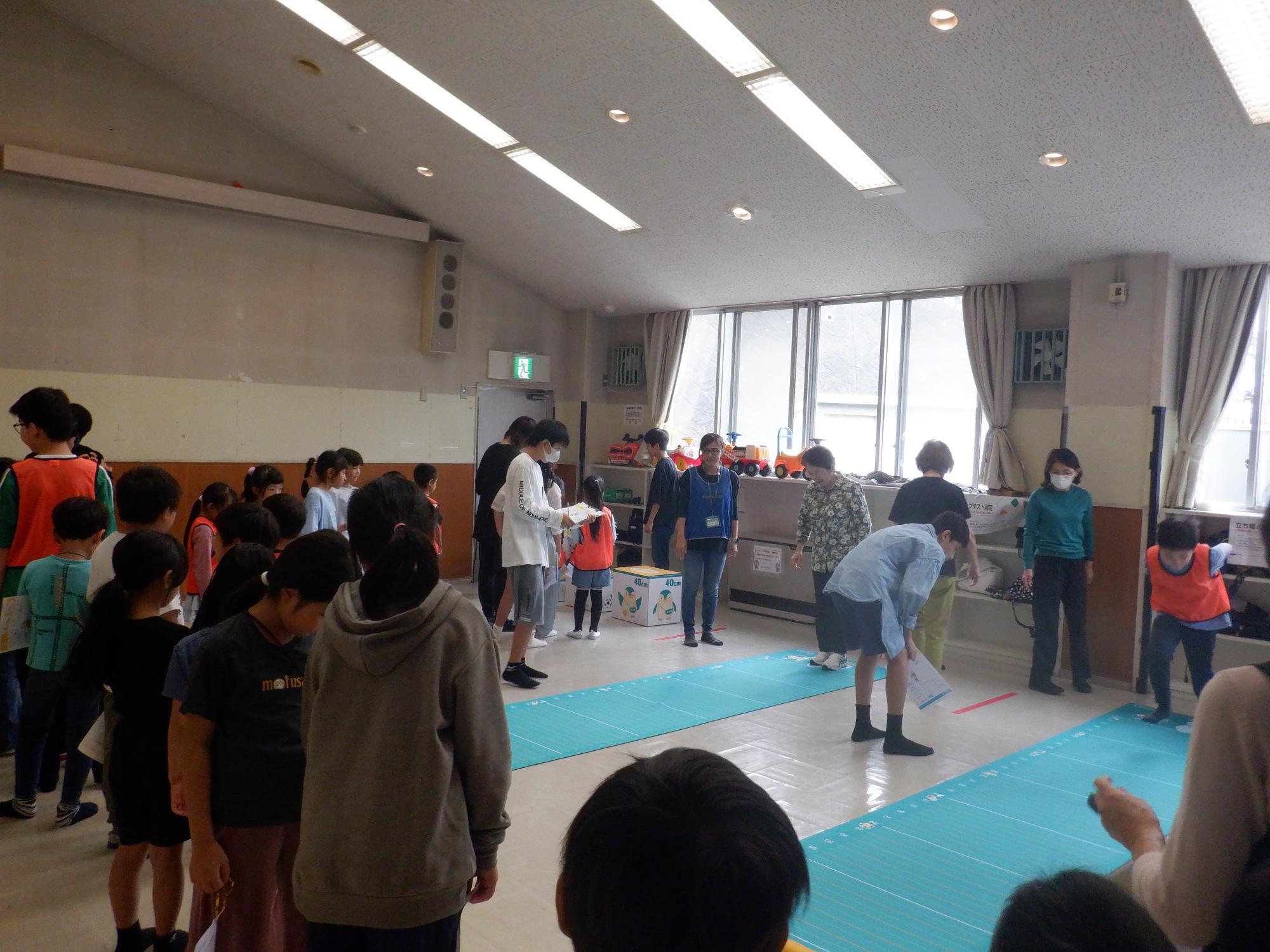 測定会場全体の賑やかな様子