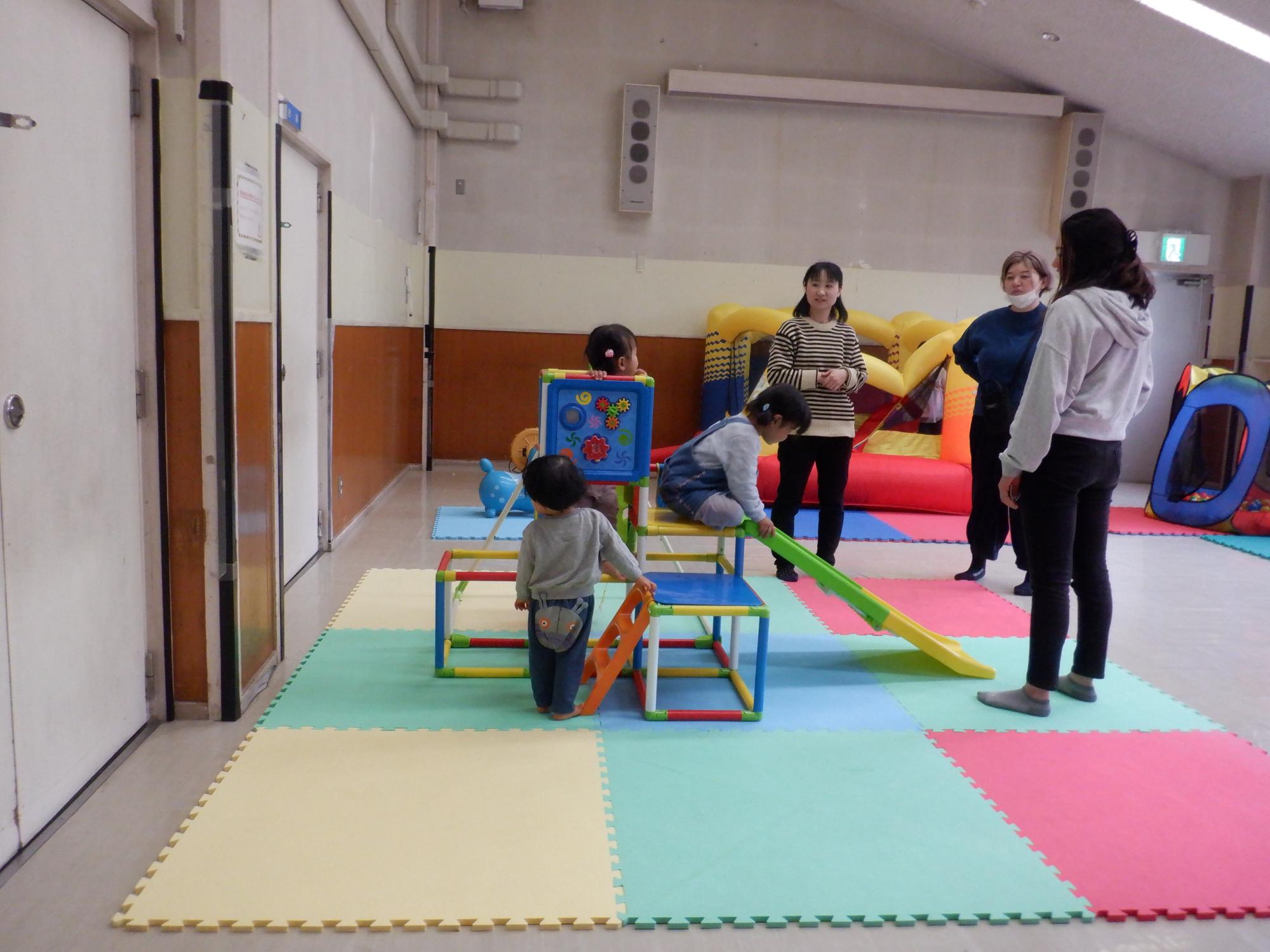 ジャングルジムで遊ぶ幼児の様子