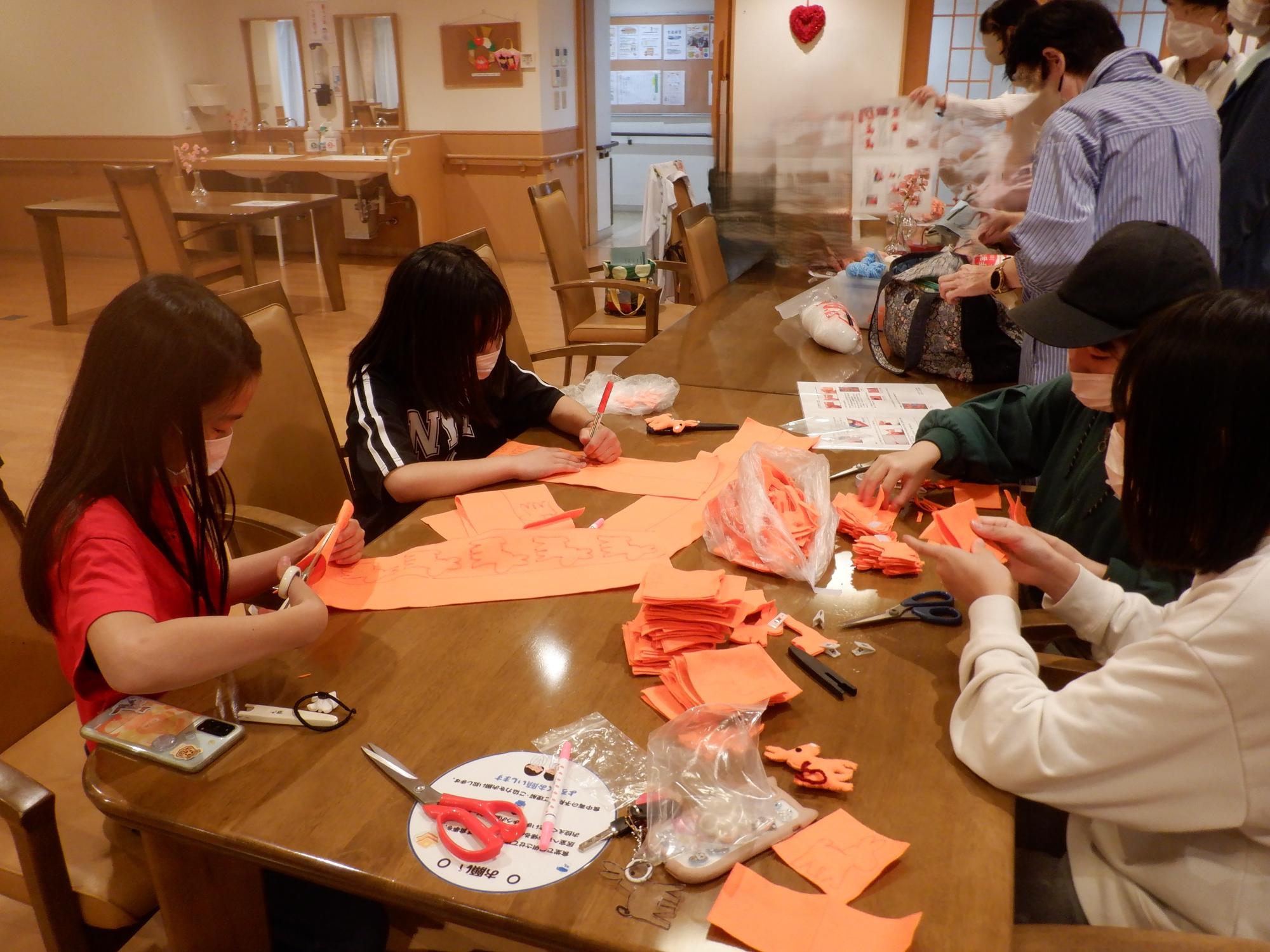 ロバ君作りに参加している小学生