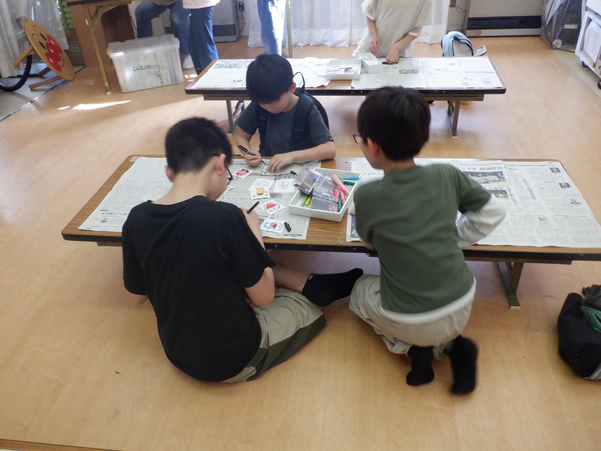 プラバンに絵を描いている様子