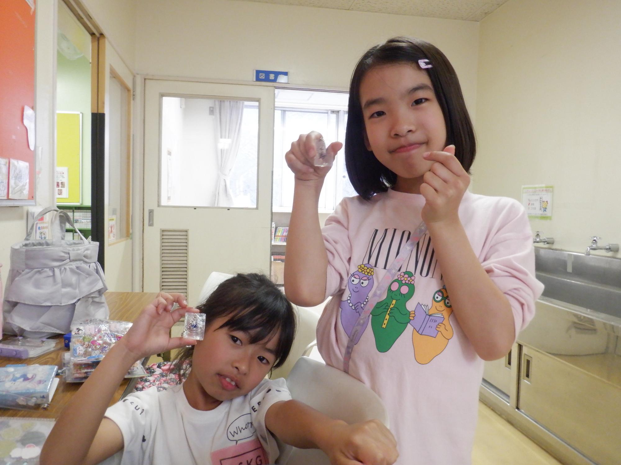 出来上がったプラバンと記念撮影