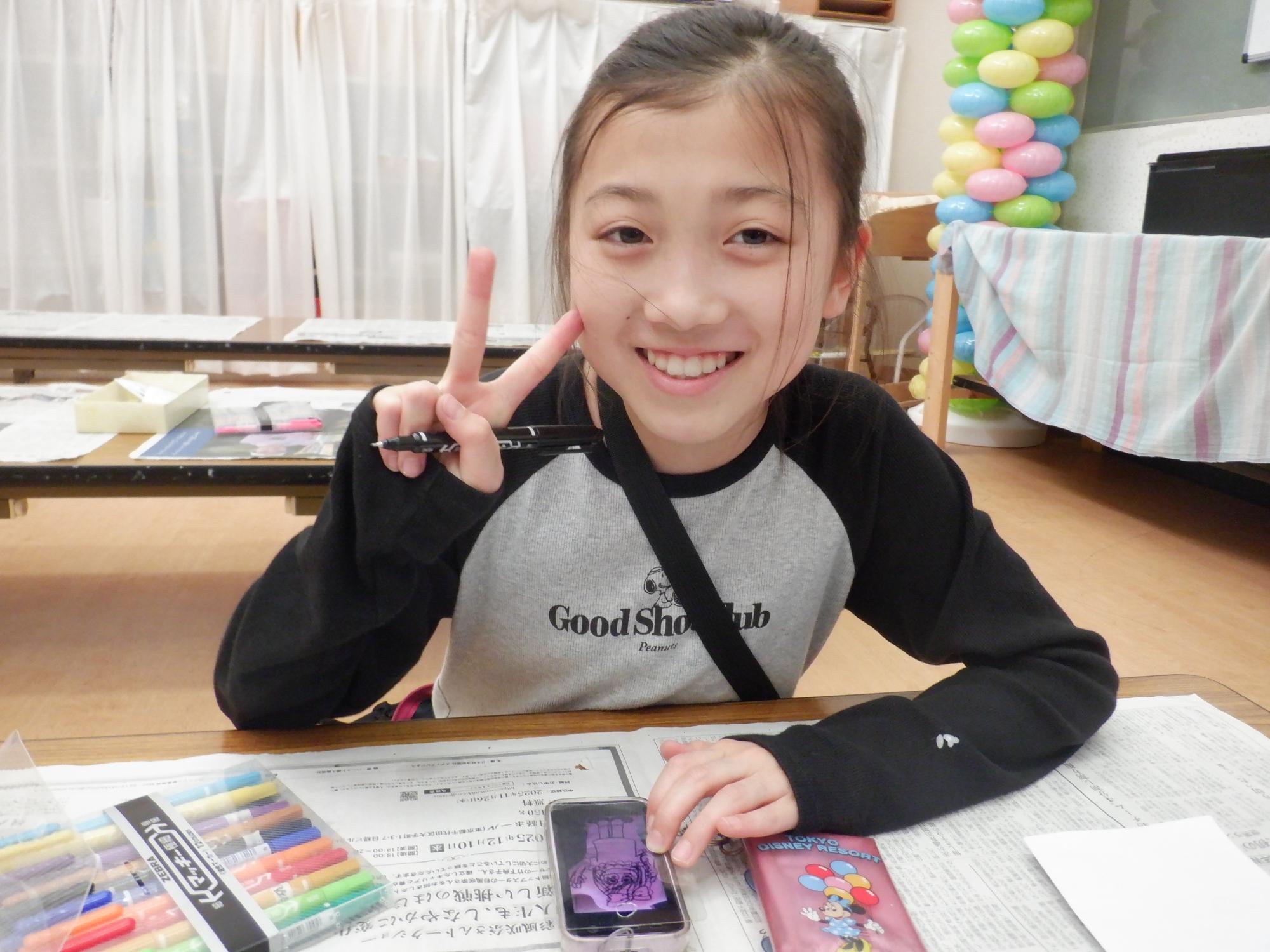 楽し桜に絵を描く小学生