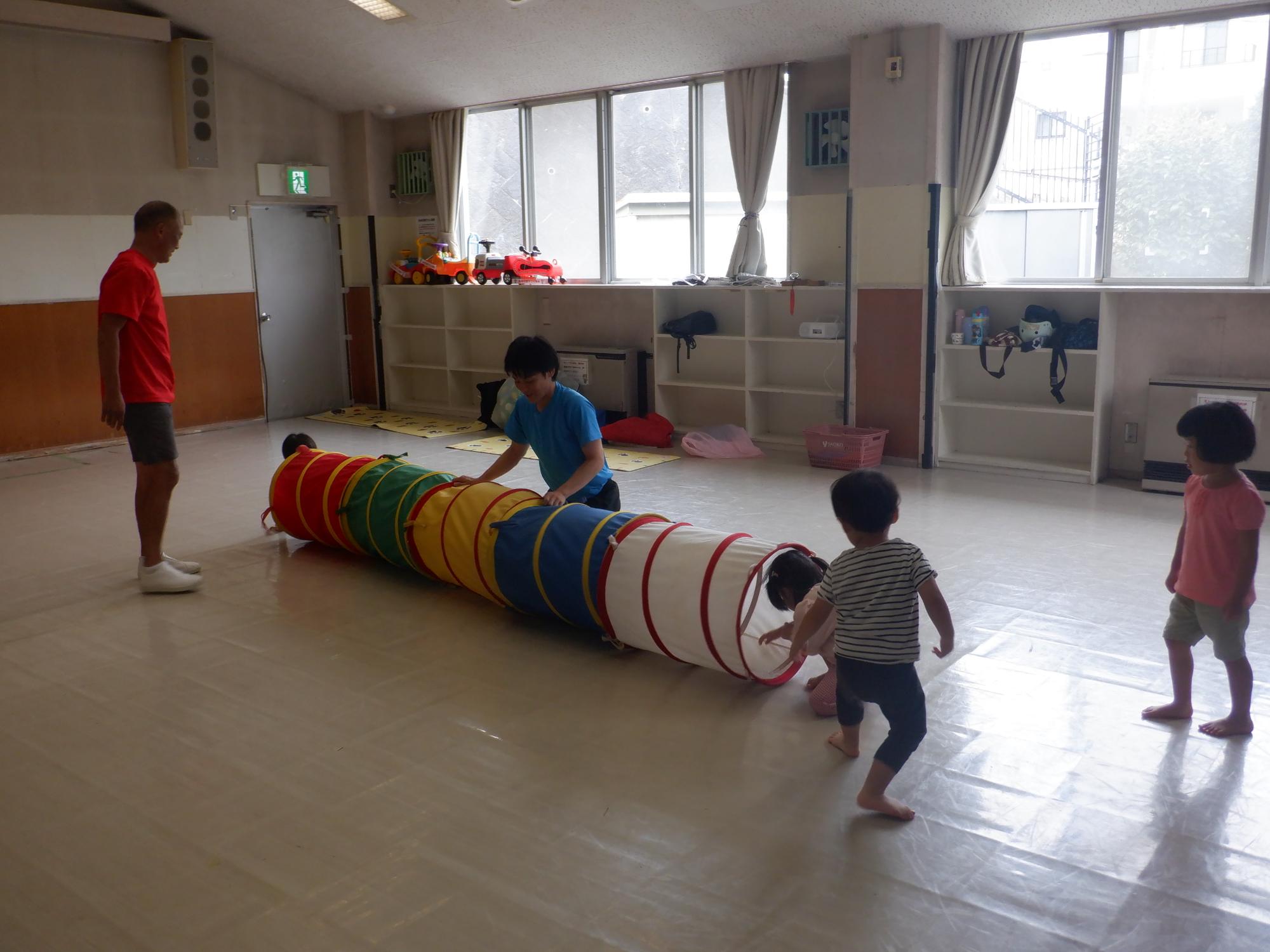 トンネルを使って身体を動かしている様子