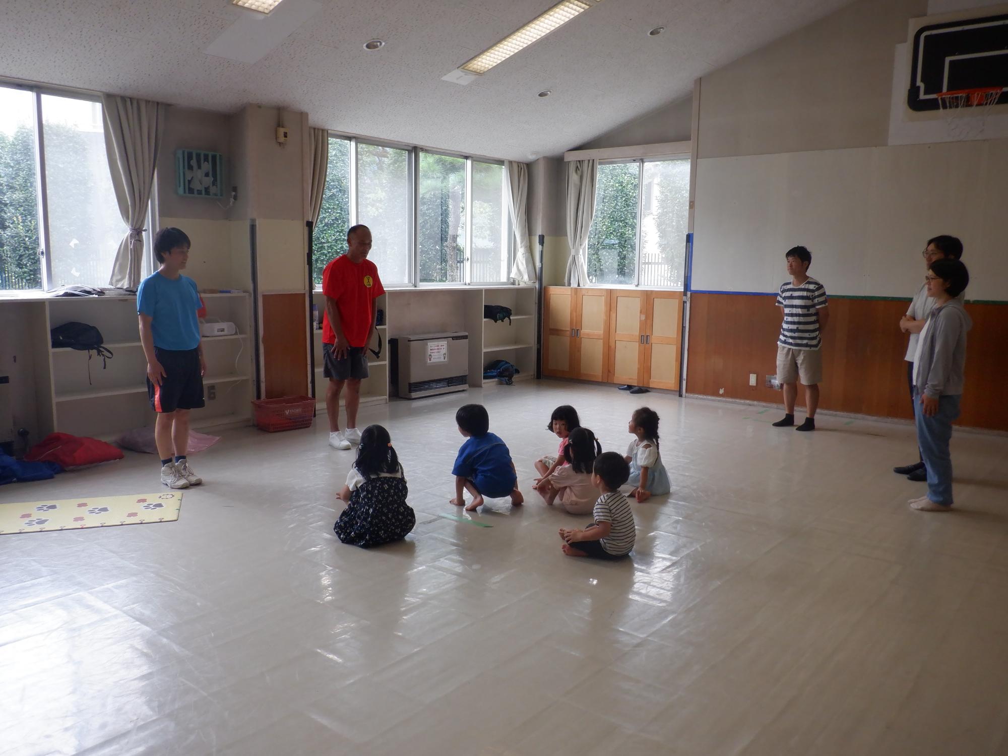 先生のお話を一生懸命聞くこどもたち