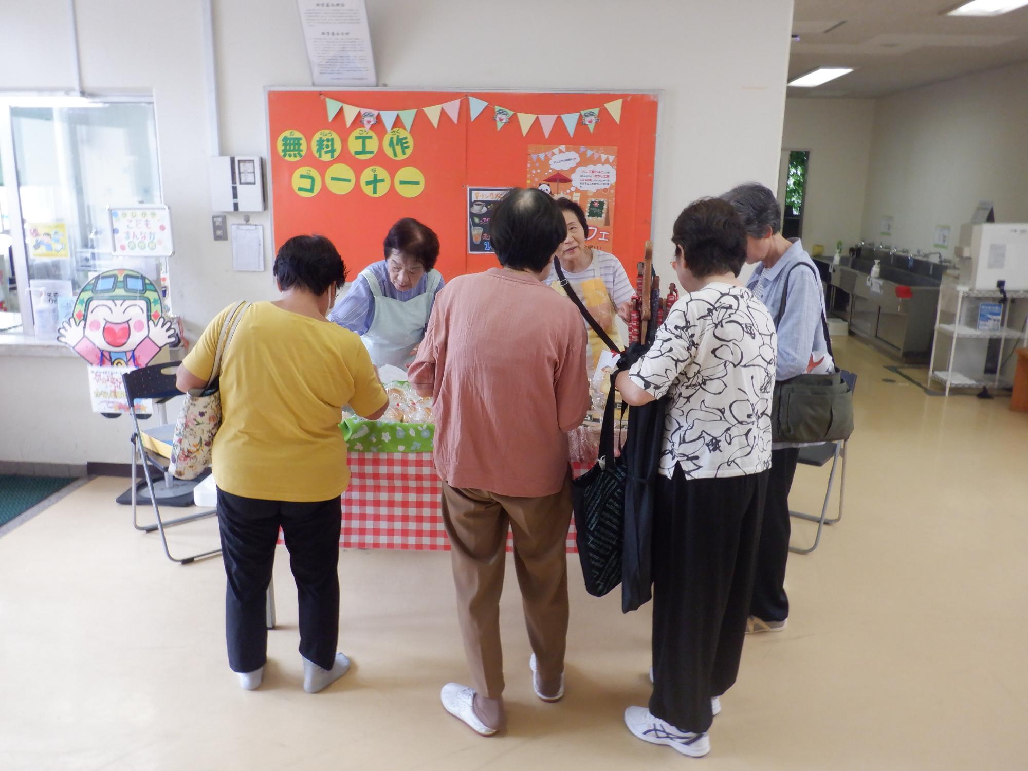 カフェのパンを購入している様子