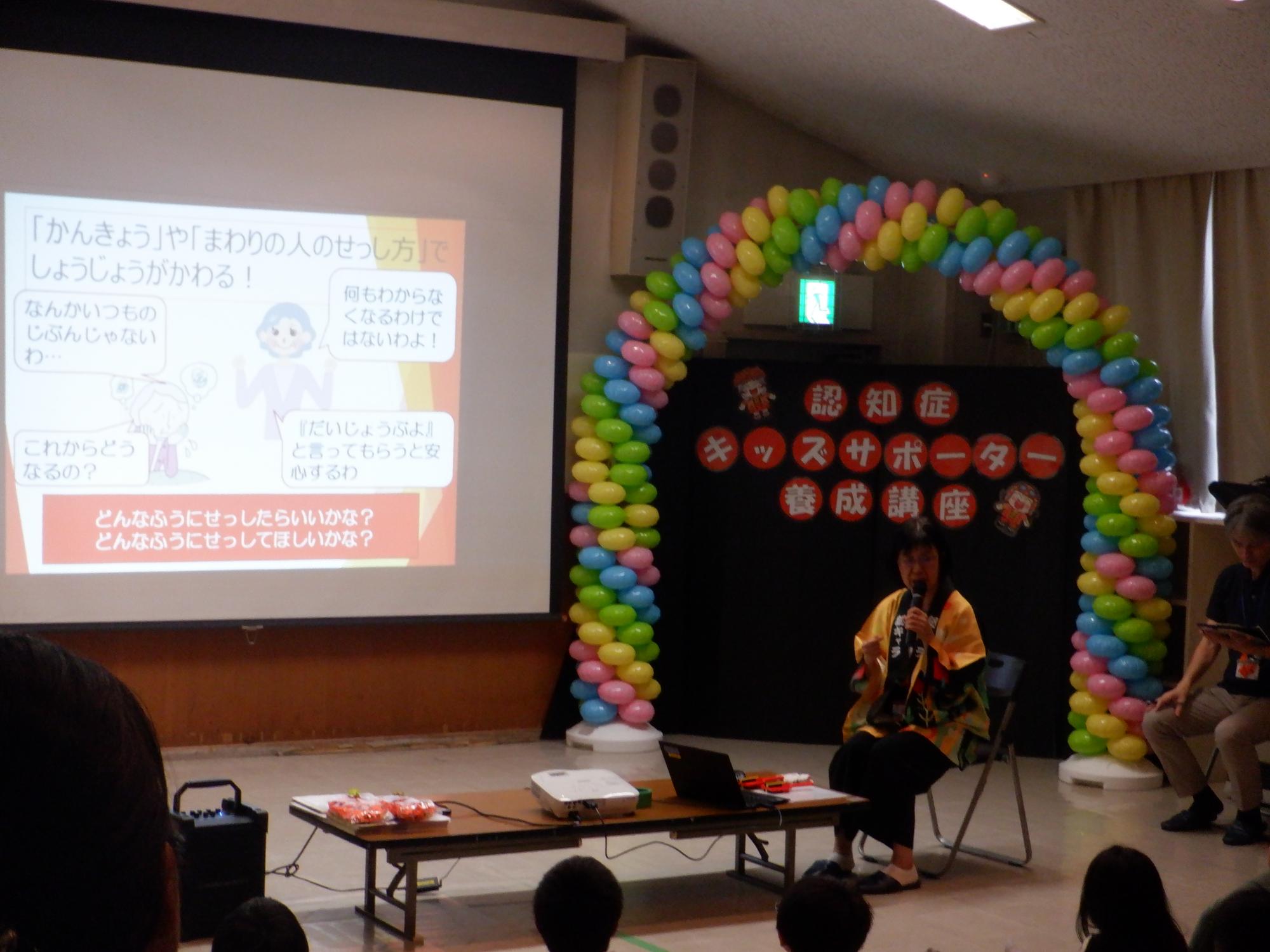 認知症の方への接し方を学ぶ様子
