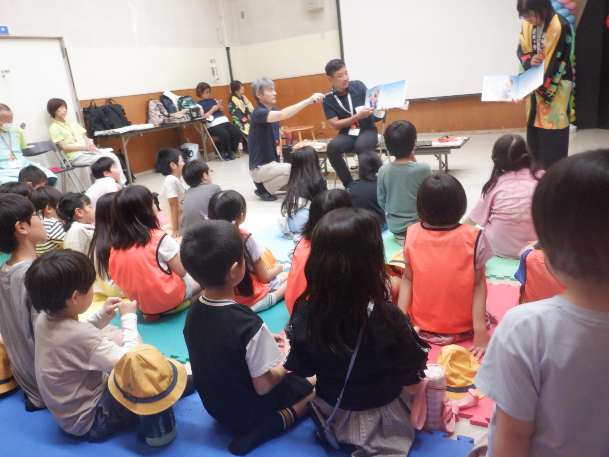 認知症の絵本の読み聞かせの様子