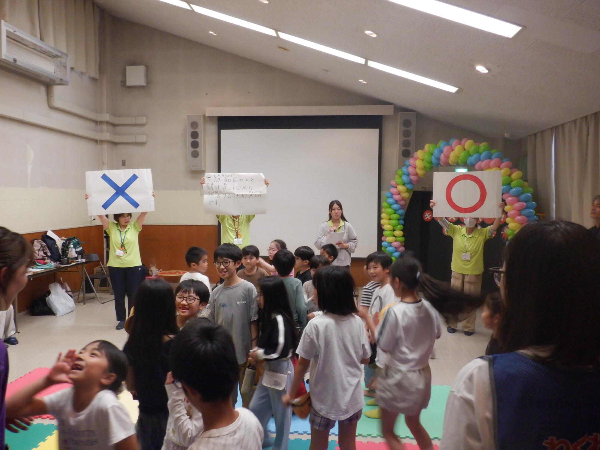 認知症クイズを楽しんでいる児童たち