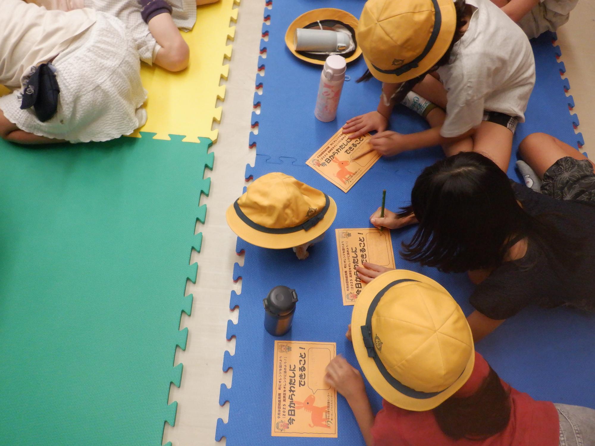 講座後のアンケートに記入をしている様子