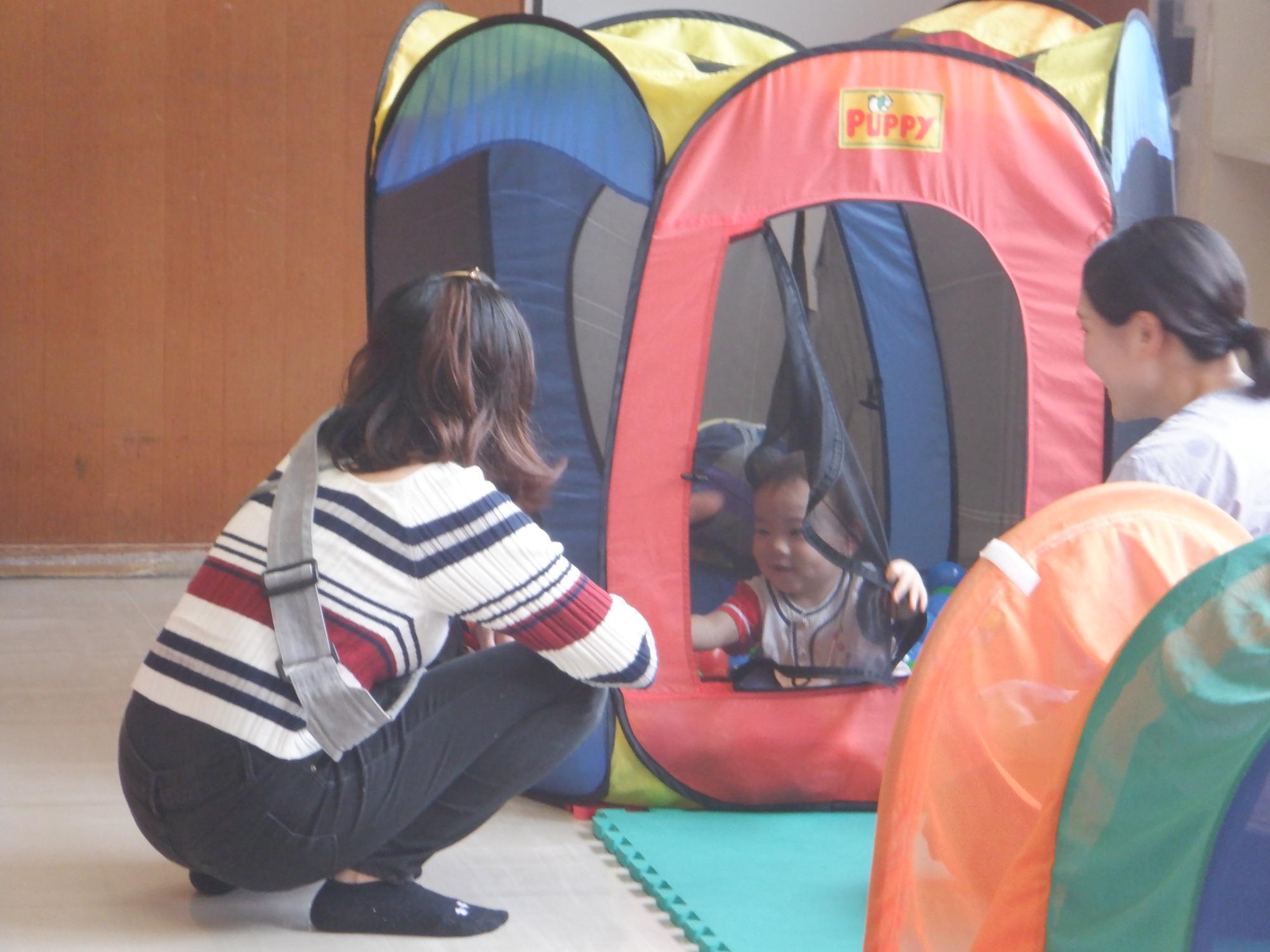 ボールプールで遊ぶ乳幼児親子