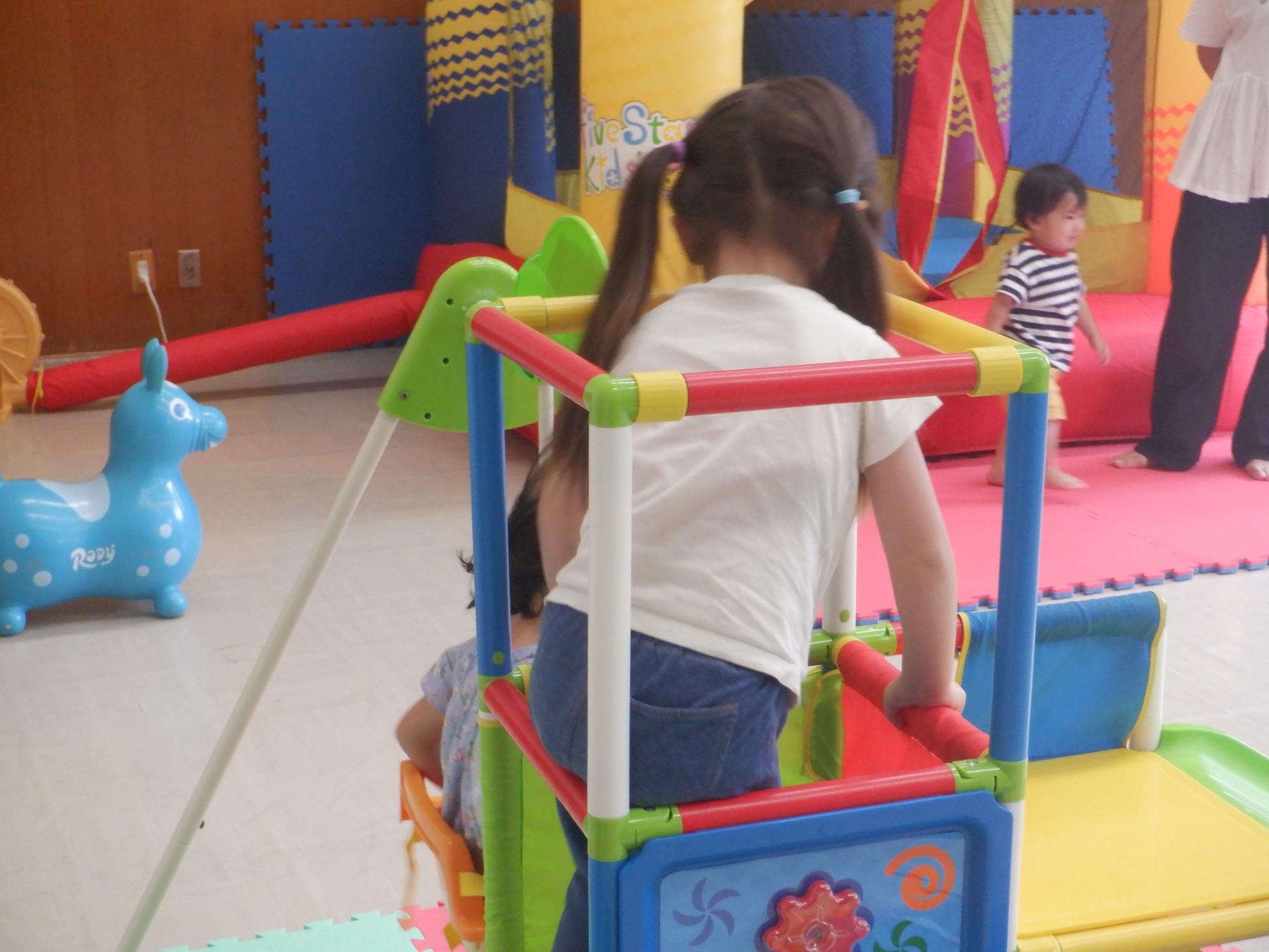 ジャングルジムにのぼる幼児