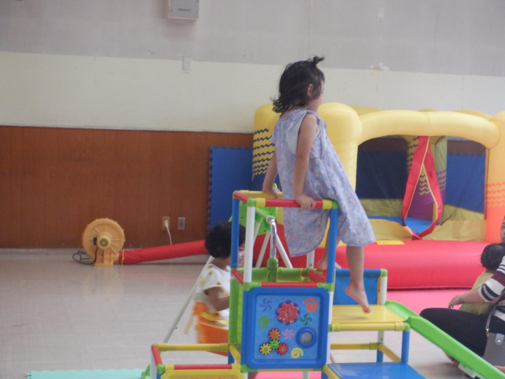 すべり台で遊ぶ幼児