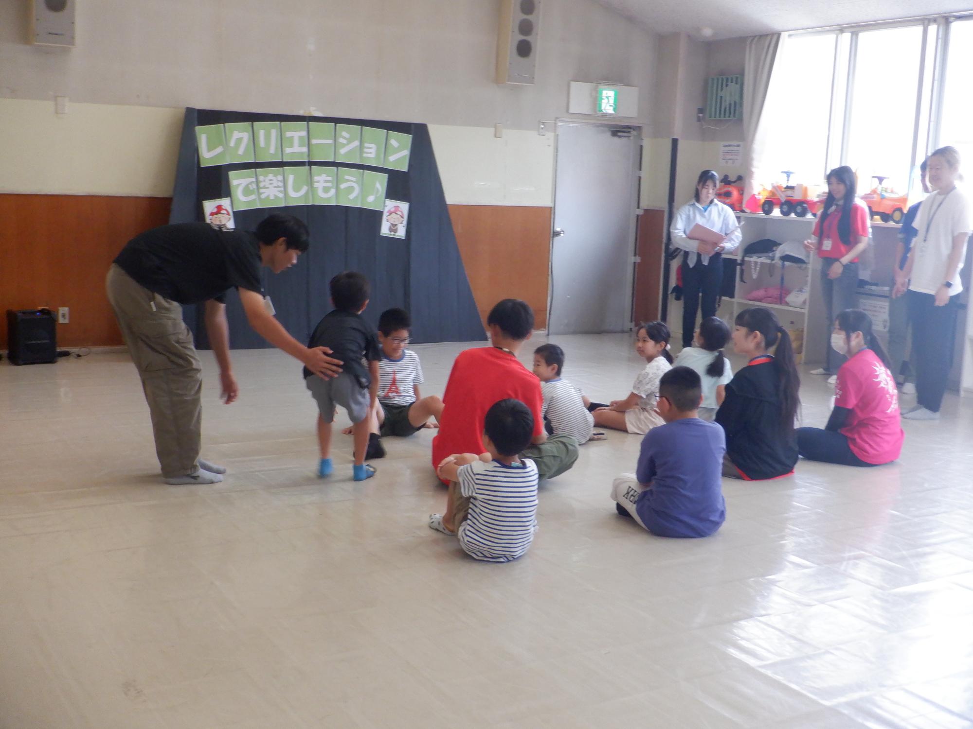 ジュニアリーダーと集まってふれあっている写真